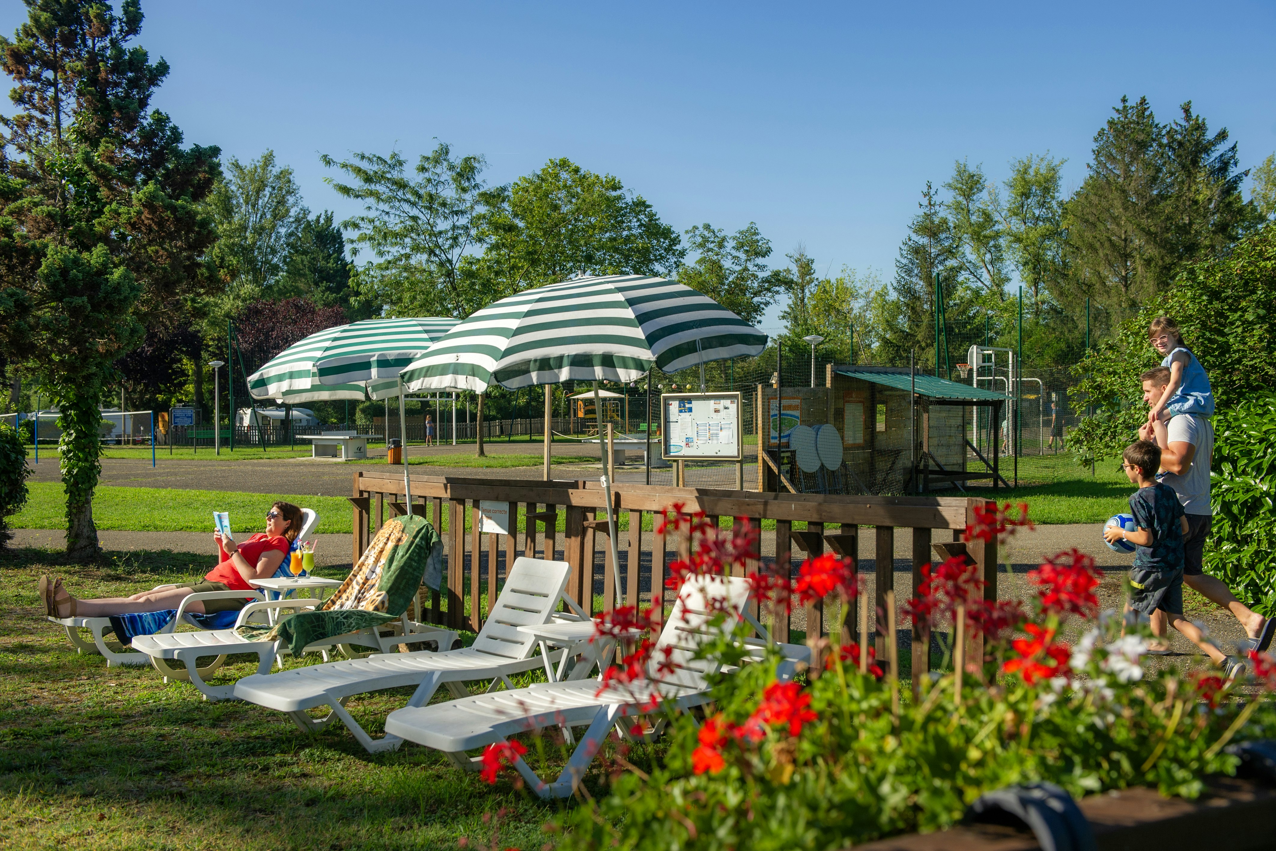 Camping Tohapi L´Île du Rhin  Camping Ile du Rhin - Sonnenliegen auf dem Campingplatz