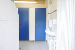 Camping Illertissen - Sanitärgebäude mit Waschbecken, Toiletten und Duschen