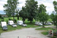 Camping Illertissen - Wohnwagenstellplätze zwischen den Bäumen auf dem Campingplatz