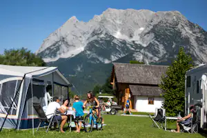 Camping Im Dörfl - Wohnwagen- und Zeltstellplatz mit Blick auf die Berge