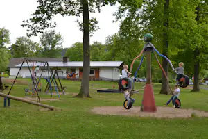 Camping Im Eichenwald - Kinder spielen auf dem Spielplatz