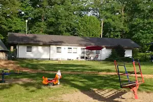 Camping Im Eichenwald - Terrasse Ferienwohnung mit Blick auf den Spielplatz