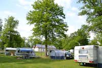 Camping Im Eichenwald - Wohnwagenstellplätze auf der Wiese