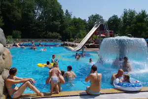 Gäste im Freibad des Campingplatzes