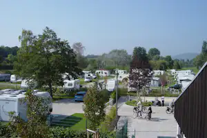 Stellplätze auf der Wiese