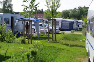 Wohnmobil- und Wohnwagenstellplätze auf der Wiese