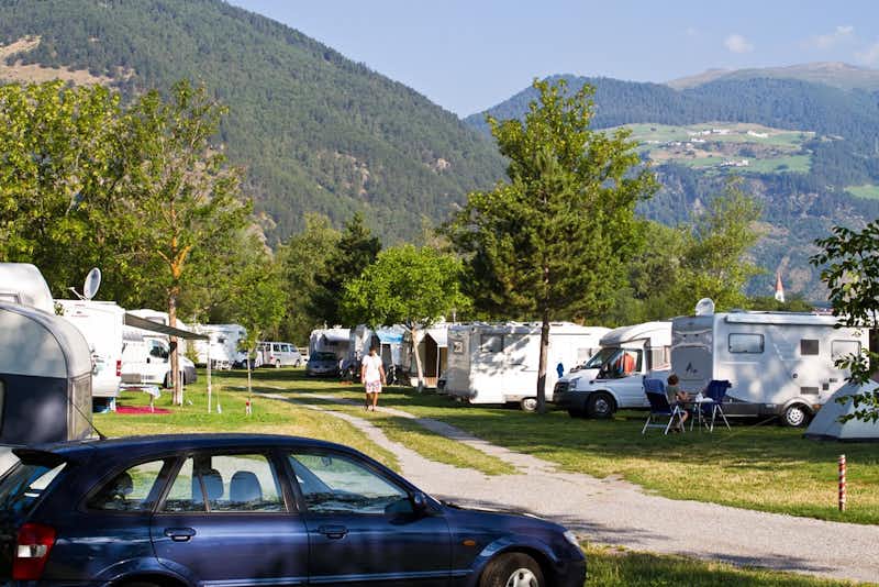 Camping im Park  -  Wohnwagen- und Zeltstellplatz vom Campingplatz mit Blick auf die Alpen