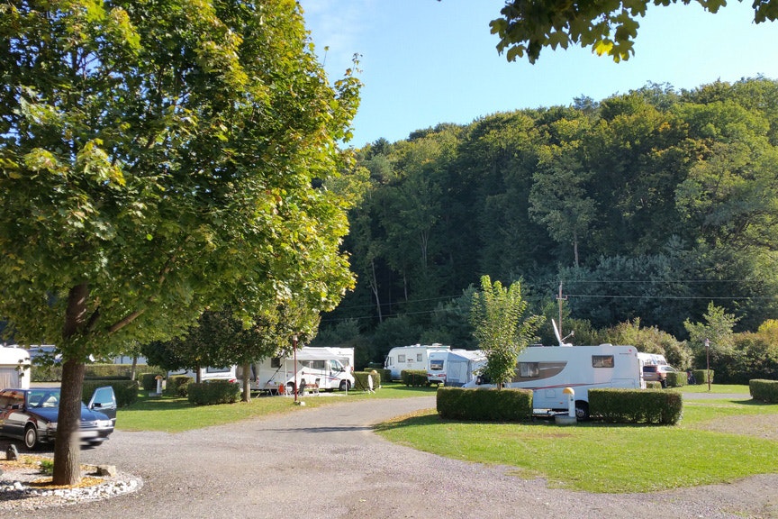 Camping im Thermenland - Stellplätze an einer Strasse auf dem Campingplatz