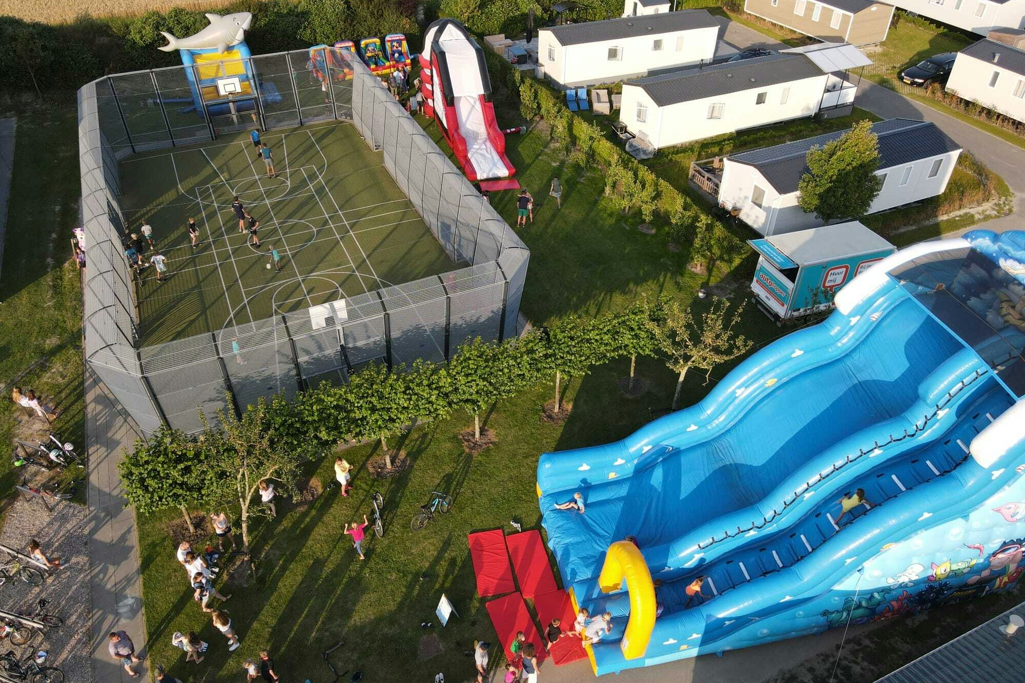 Siblu Camping in de Bongerd - Luftaufnahme des Freizeitbereiches mit Sportplatz und Hüpfburgen