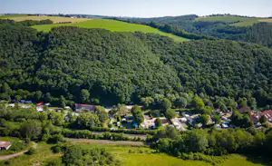 Camping In der Enz - Blick auf den Campingplatz umgeben von Wald
