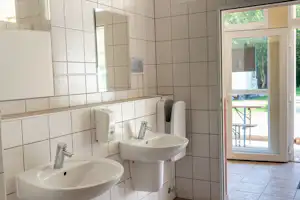 Camping In der Enz - Innenansicht des Sanitärgebäudes