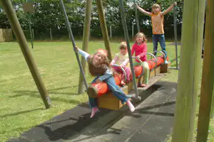 Camping in Lee - Camper auf dem Spielplatz vom Campingplatz