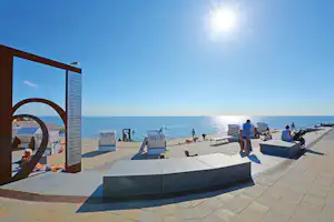 Camping in Lee - Strandkörbe und Sitzgelegenheiten in der Sonne am Campingplatz