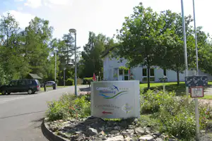Camping in Naumburg - Einfahrt und Hauptgebäude vom Campingplatz