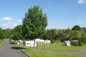 Camping in Naumburg Stellplatz vom Campingplatz auf grüner Wiese