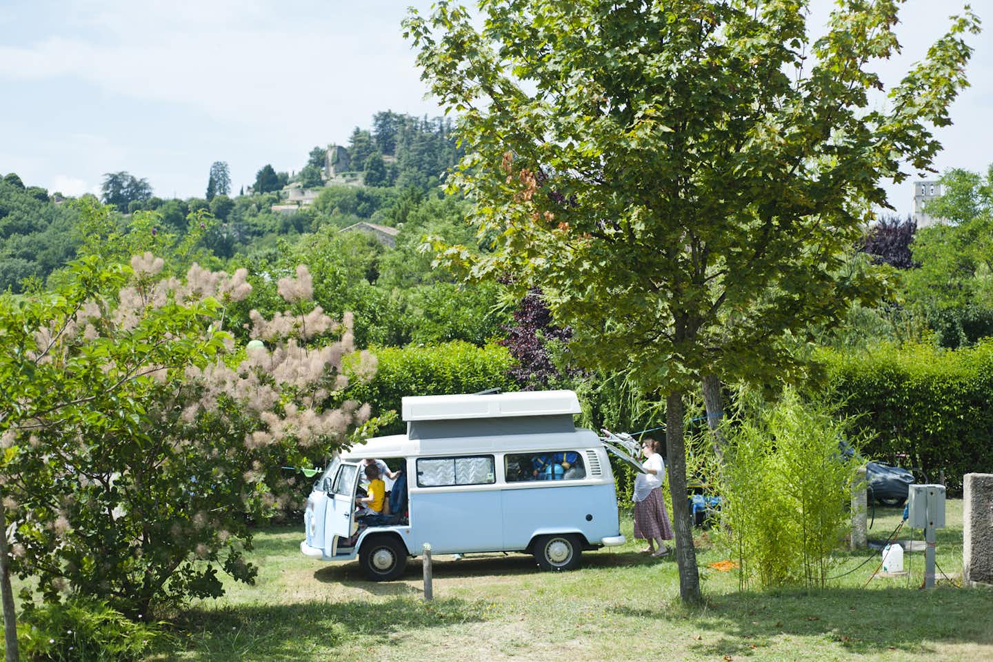 Camping Indigo Forcalquier - Kleinbus auf dem Campingplatz