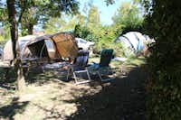 Camping Indigo Forcalquier - Stell- und Zeltplätze im Schatten