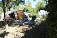 Camping Indigo Forcalquier - Stell- und Zeltplätze im Schatten