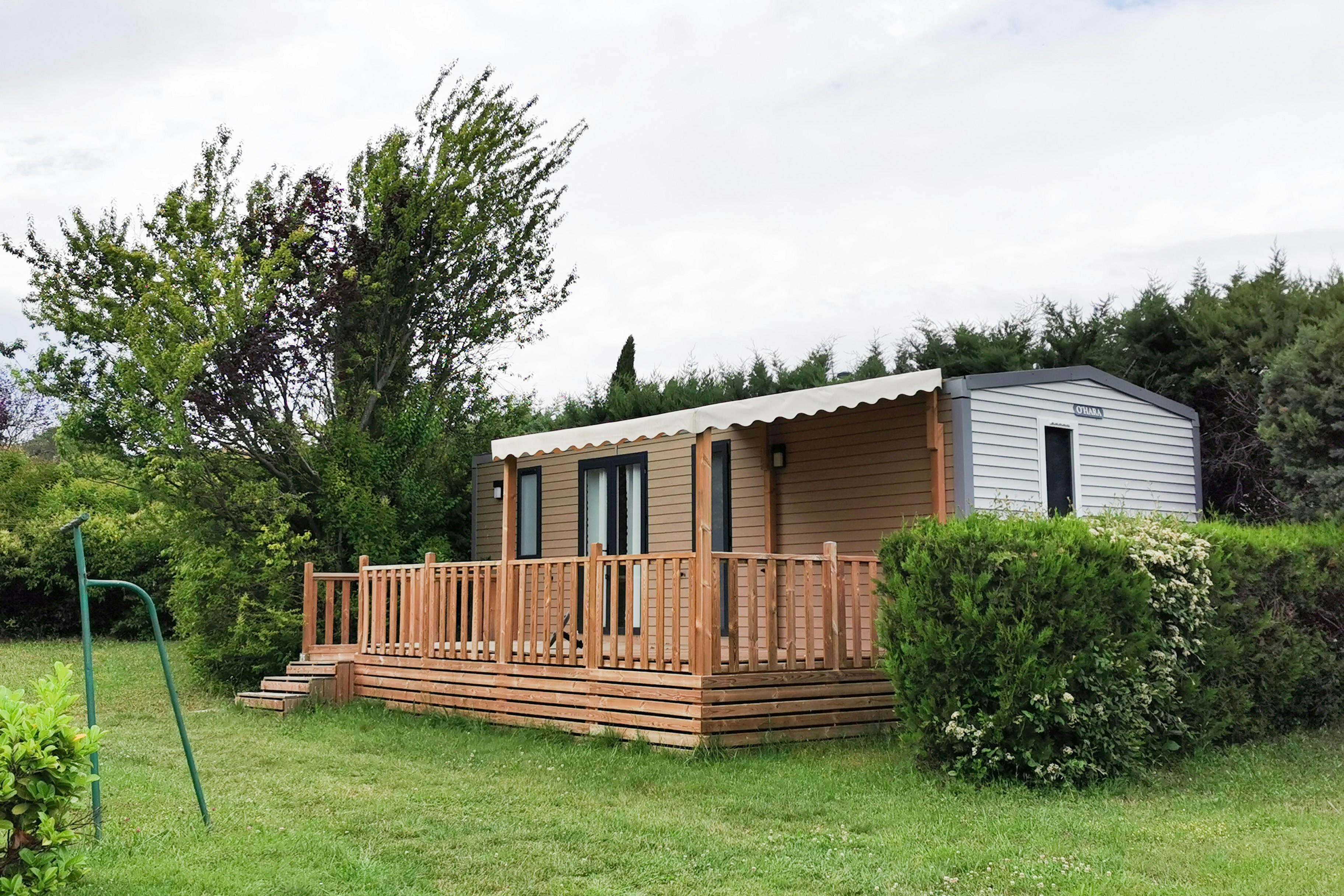 Camping Koawa Les Routes de Provence - Mobilheim mit Terrasse auf dem Campingplatz