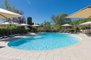 Camping Les Routes de Provence - Pool im Freien mit Liegestühlen und Sonnenschirmen