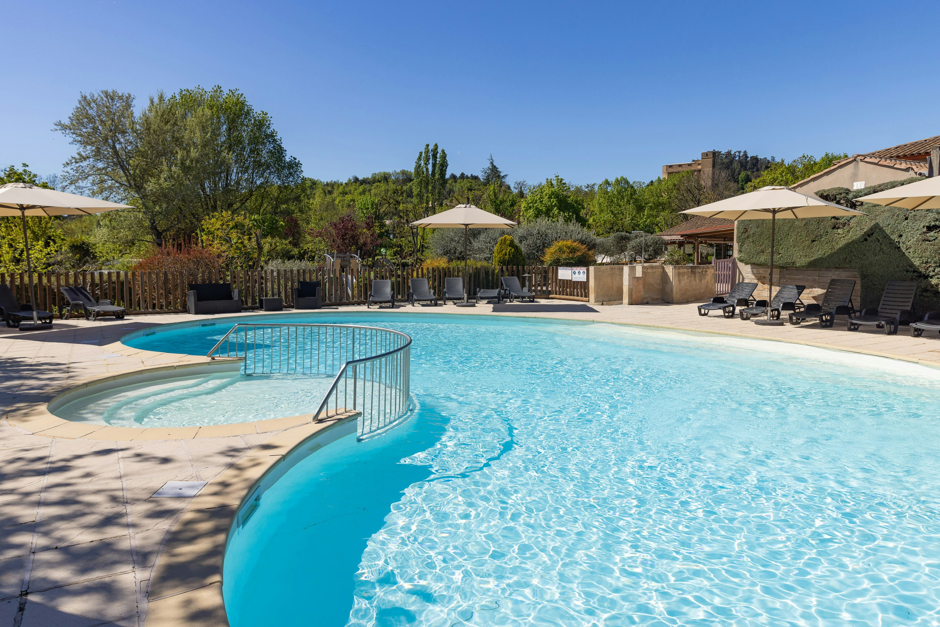 Camping Les Routes de Provence  - Pool im Freien mit Liegestühlen und Sonnenschirmen