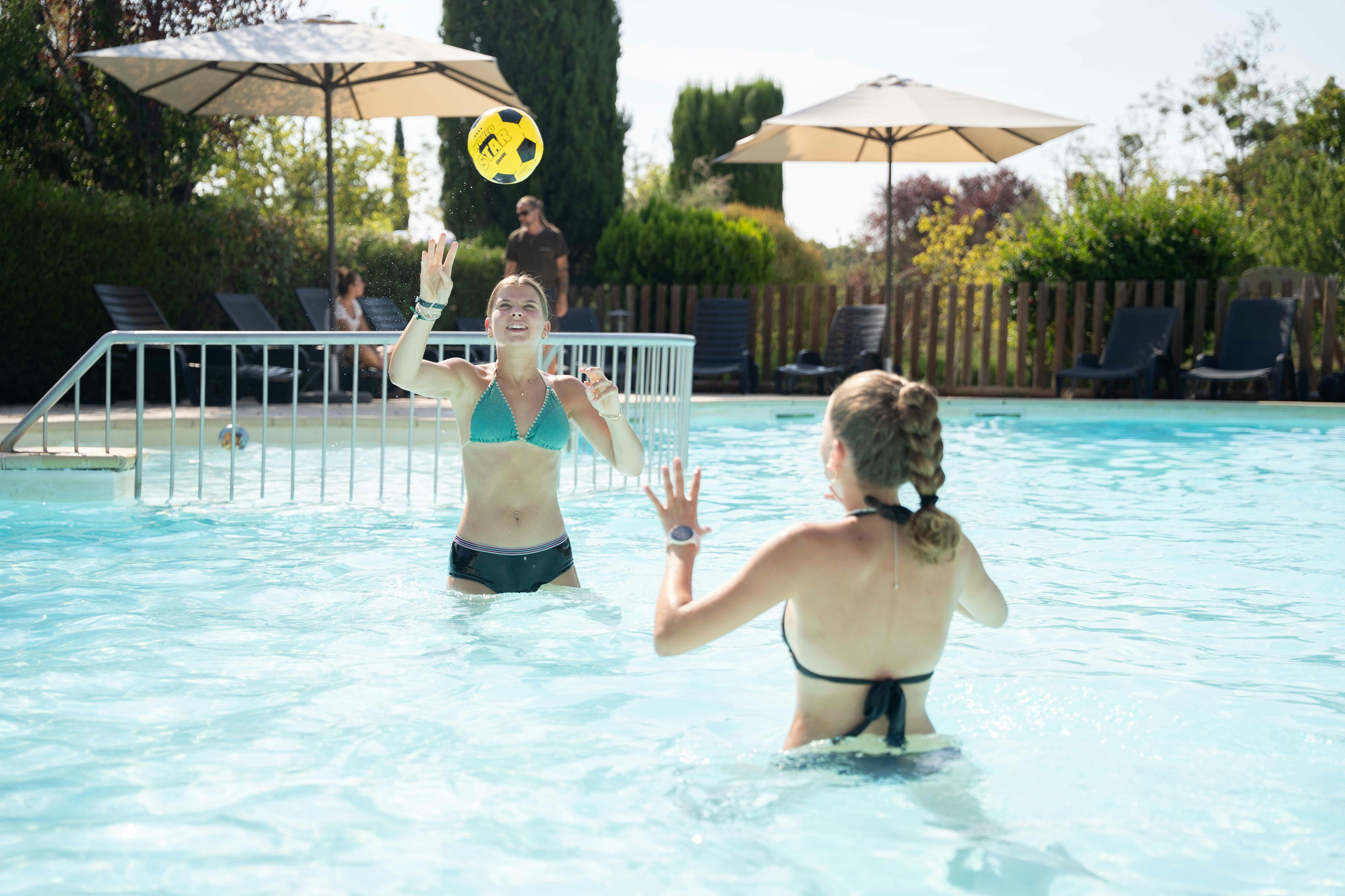 Camping Les Routes de Provence - Camperinnen spielen Ball im Pool