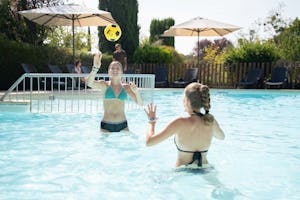 Camping Les Routes de Provence - Camperinnen spielen Ball im Pool