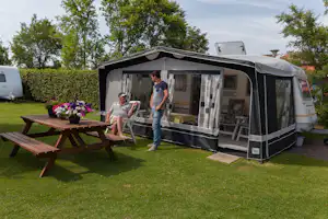 Camping Innerduyn - Wohnmobil- und Wohnwagenstellplätze auf der Wiese