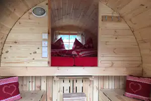 Camping Inntal - Innenansicht eines Schlaffasses