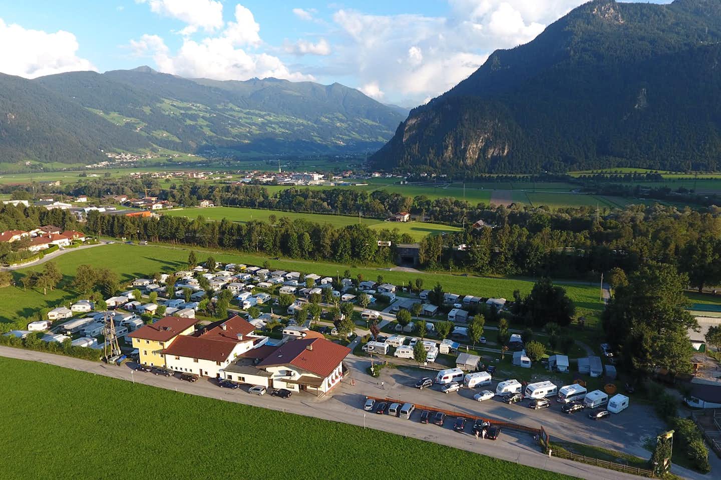 Camping Inntal - Luftaufnahme auf den Campingplatz mit den Alpen im Hintergrund