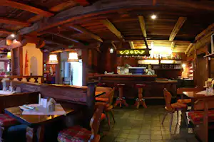 Camping Inntal - Restaurant des Campingplatzes mit Tresen und Esstischen