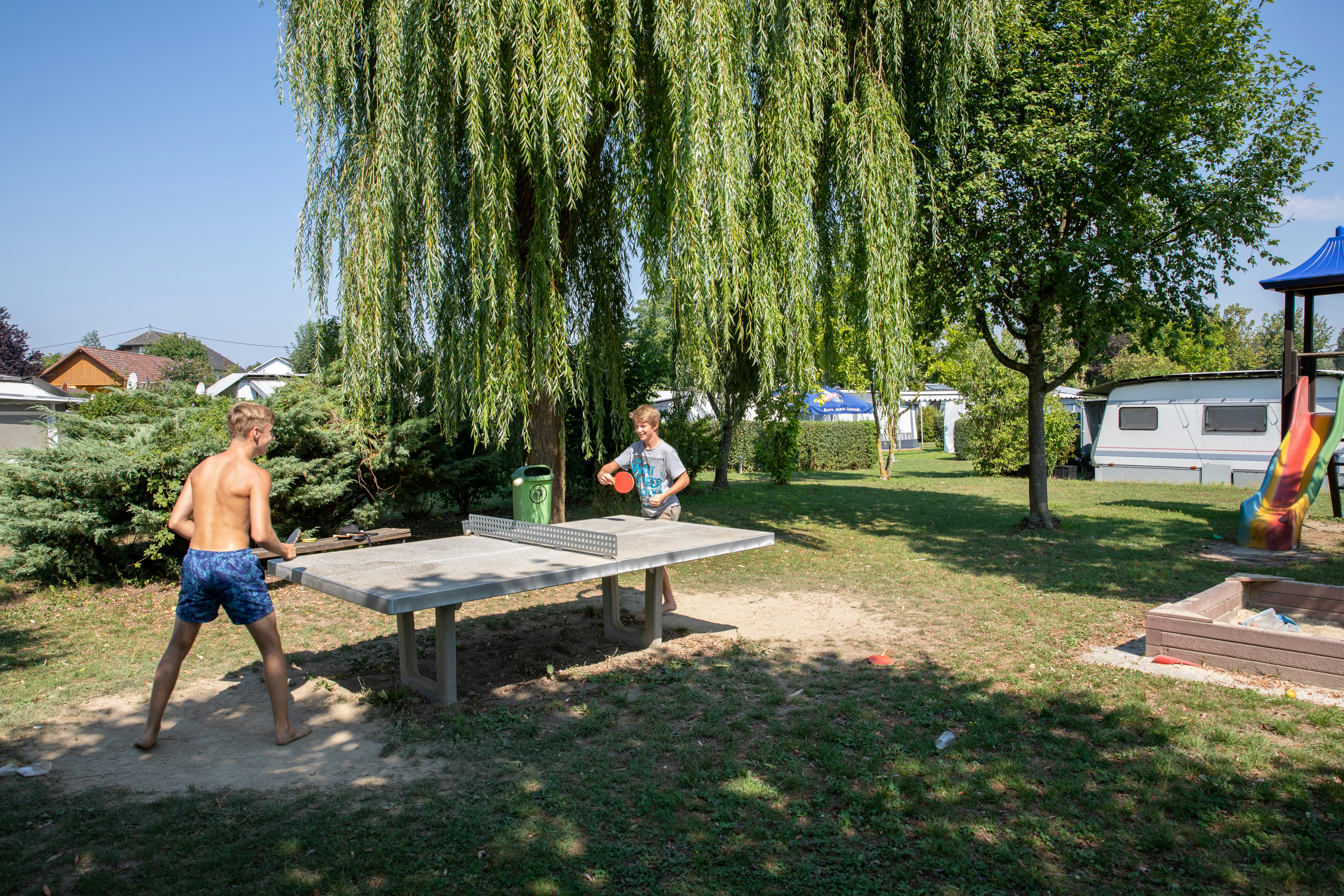 Camping-Insel Puchner  Camping Puchner  - Tischtennisplatte und Spielplatz auf dem Campingplatz