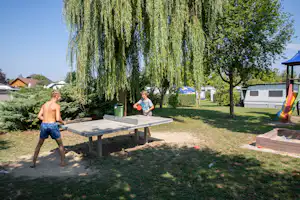 Camping-Insel Puchner Camping Puchner - Tischtennisplatte und Spielplatz auf dem Campingplatz