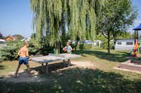 Camping-Insel Puchner  Camping Puchner  - Tischtennisplatte und Spielplatz auf dem Campingplatz