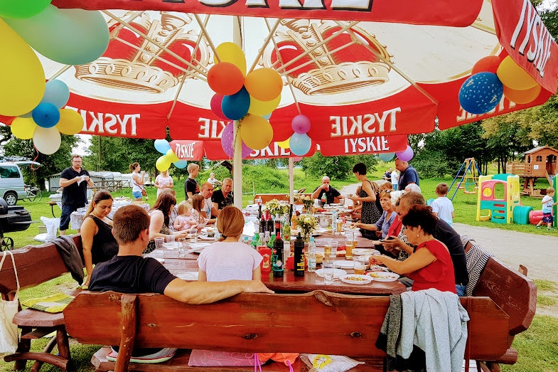 Camping Inter Nos - Picknickbereich und Kinderspielplatz auf dem Campingplatz