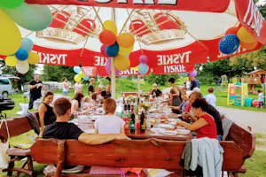 Camping Inter Nos - Picknickbereich und Kinderspielplatz auf dem Campingplatz