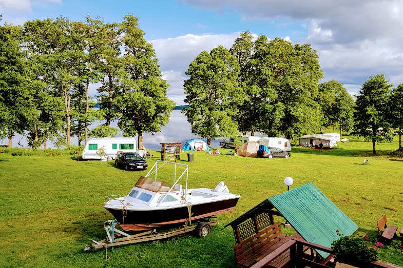 Camping Inter Nos - Stellplatz auf dem Campingplatz mit Blick auf Jezioro Lubie