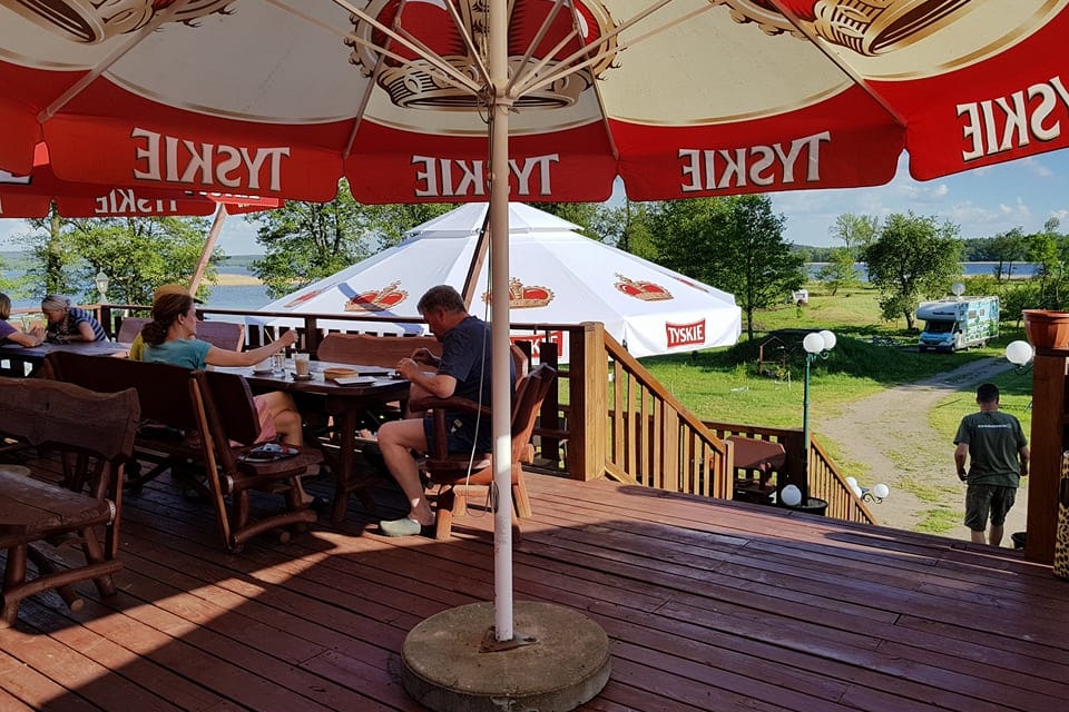 Camping Inter Nos - Terrasse vom Restaurant auf dem Campingplatz