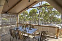 Camping Interpals  Camping Inter Pals - Terrasse eines Glamping-Zeltes