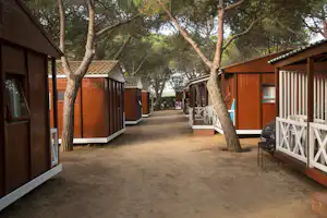 Camping Internacional Palamós - Mobilheime vom Campingplatz zwischen Bäumen
