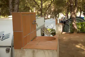 Camping Internacional Palamós - Sanitärbereich vom Campingplatz auf dem Wohnwagen- und Zeltstellplatz