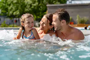 Camping Sandaya Paris Maisons-Laffitte - Gäste im Pool des Campingplatzes