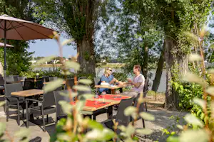 Camping Sandaya Paris Maisons-Laffitte - Gäste, die sich an der Snack-Bar entspannen