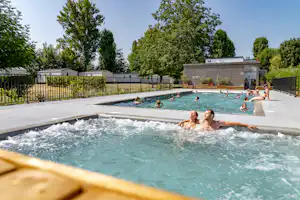 Camping Sandaya Paris Maisons-Laffitte - Paar im Whirlpool auf dem Campingplatz