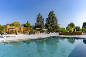 Camping Sandaya Paris Maisons-Laffitte - Pool, Liegestühlen und Sonnenschirmen