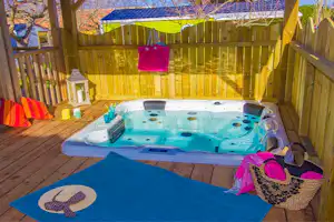 Camping International - Whirlpool auf der Veranda vom Mobilheim auf dem Campingplatz