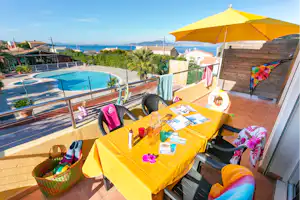 Camping International - Terrasse mit Blick auf den Pool und das Meer