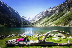 Camping International - Camper am See in der Nähe vom Campingplatz in den Alpen