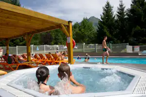 Camping International - Camper im Whirlpool vom Campingplatz