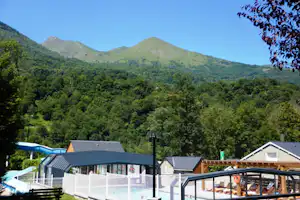 Camping International - Pool vom Campingplatz mit Blick auf Berge
